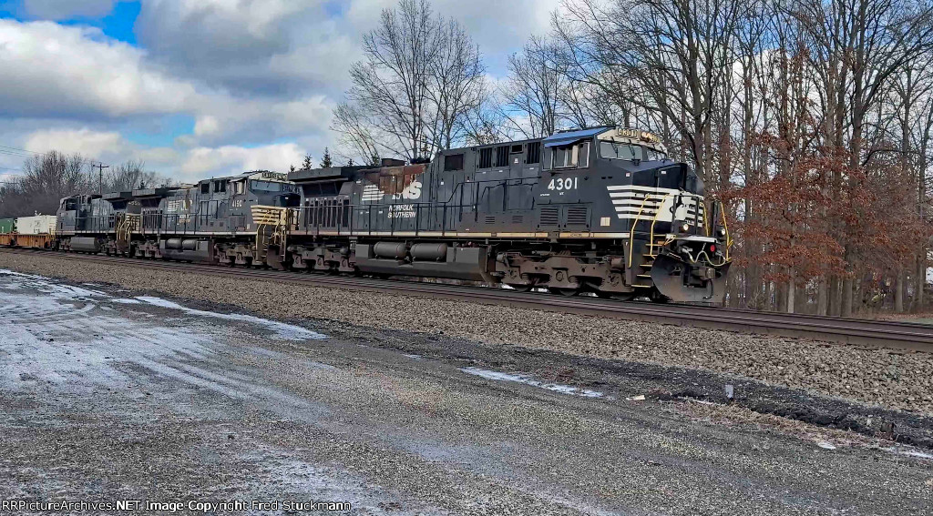 NS 4301 leads stacks east.